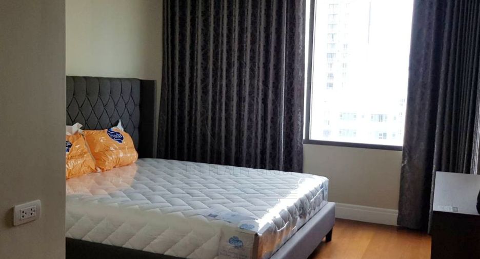 For rent 3 bedrooms condo in Khlong Toei, Bangkok