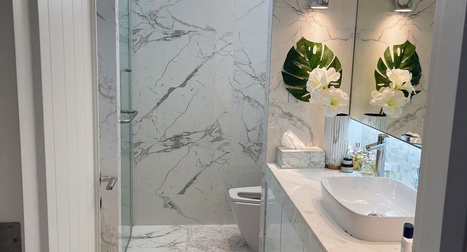 For sale 2 bedrooms condo in Khlong Toei, Bangkok