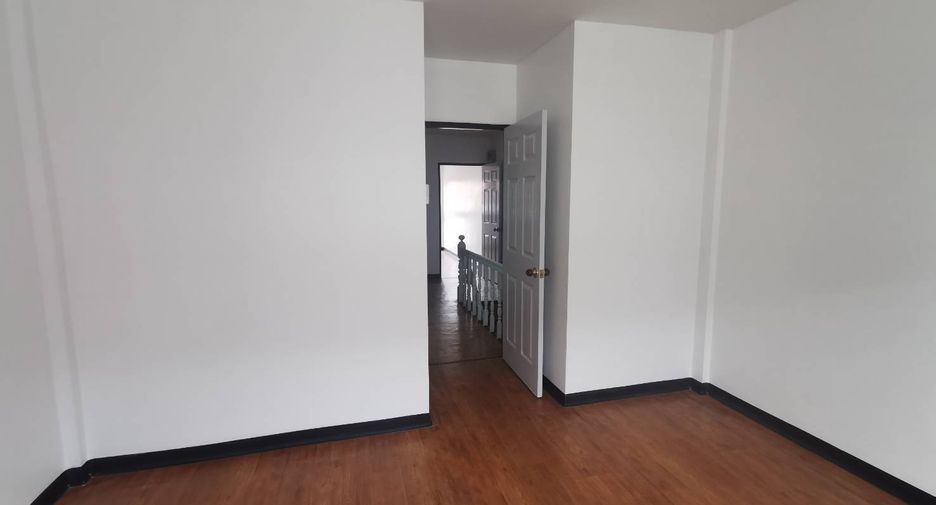 For sale 3 bedrooms townhouse in Bueng Kum, Bangkok