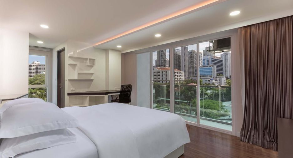 For rent 3 bedrooms condo in Khlong Toei, Bangkok