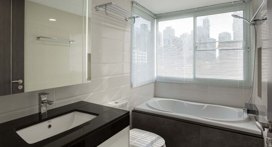 For rent 3 bedrooms condo in Khlong Toei, Bangkok