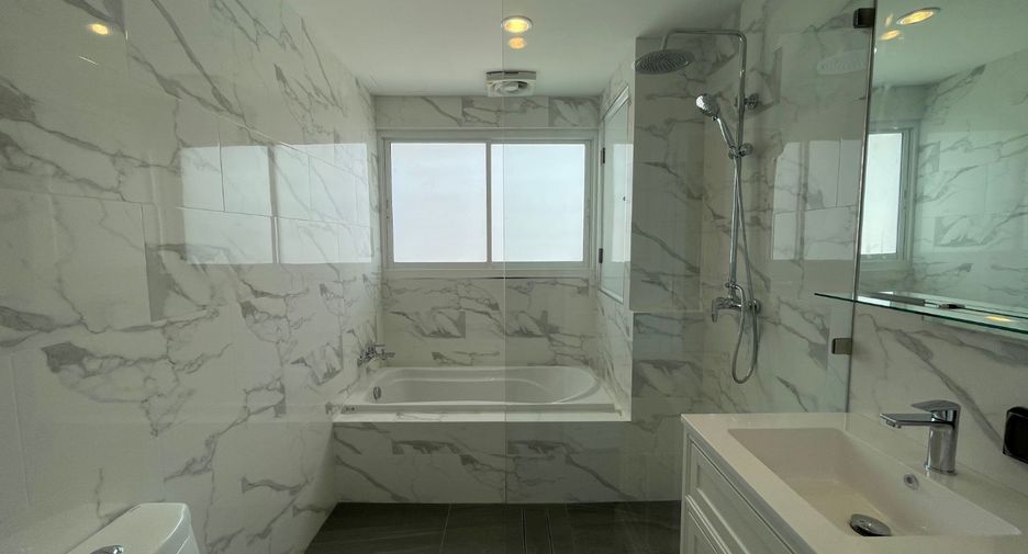 For rent 4 bedrooms apartment in Watthana, Bangkok