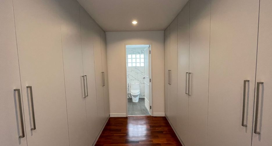For rent 4 bedrooms apartment in Watthana, Bangkok