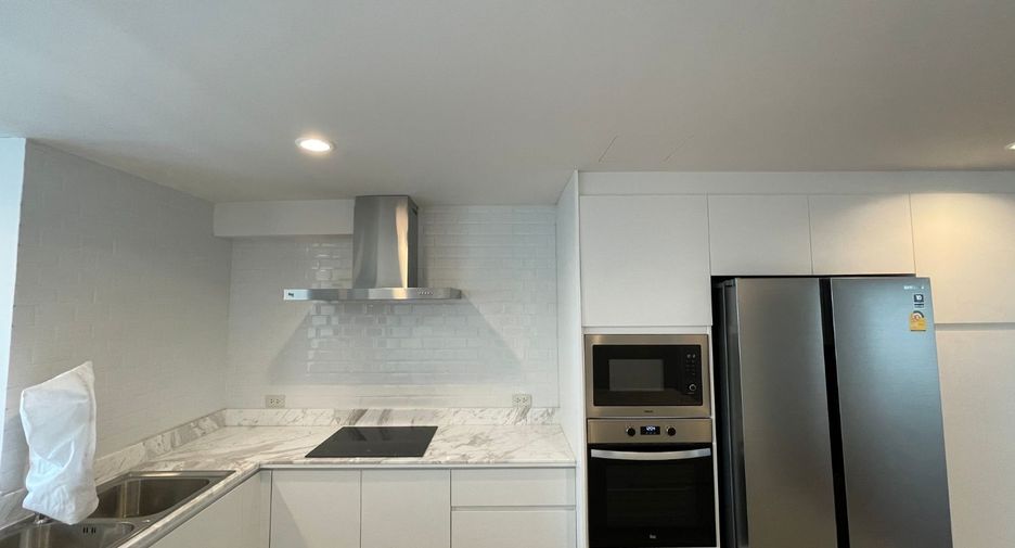 For rent 4 bedrooms apartment in Watthana, Bangkok