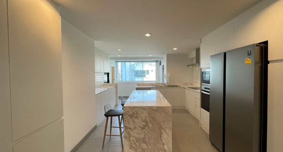 For rent 4 bedrooms apartment in Watthana, Bangkok