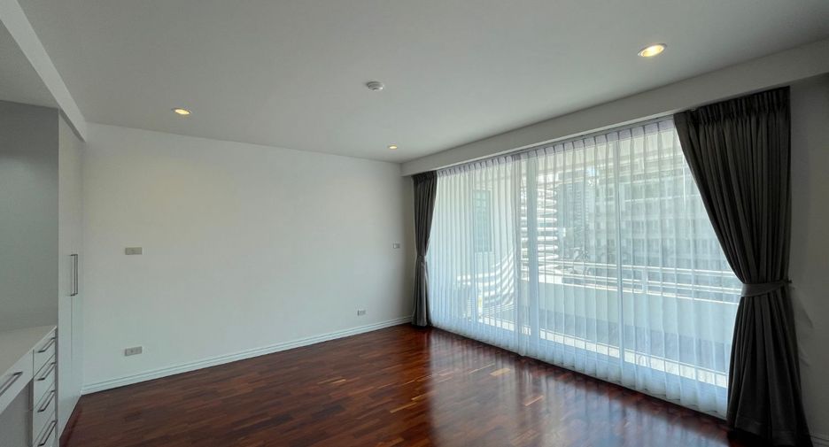 For rent 4 bedrooms apartment in Watthana, Bangkok