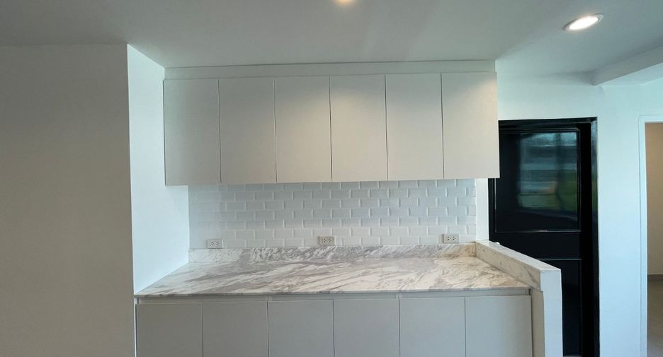 For rent 4 bedrooms apartment in Watthana, Bangkok