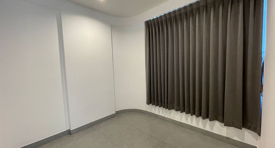 For rent 4 bedrooms apartment in Watthana, Bangkok