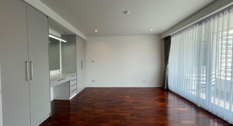 For rent 4 bedrooms apartment in Watthana, Bangkok