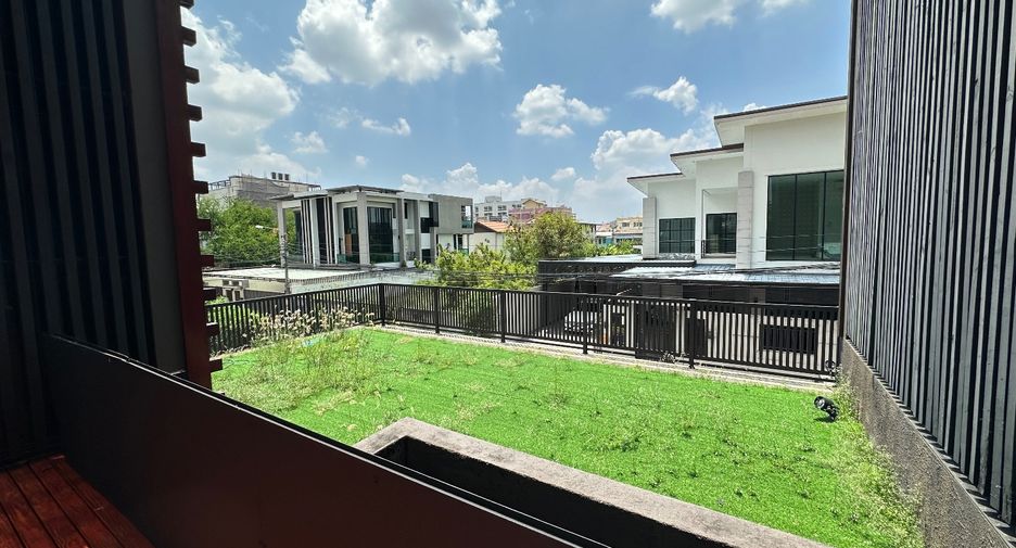 Casa en venta de 4 habitaciones en Lat Phrao, Bangkok
