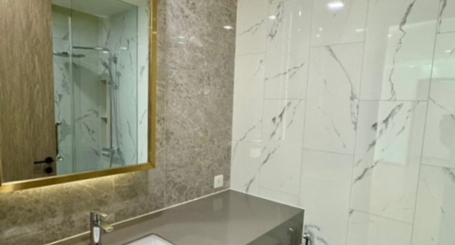 For sale 3 bedrooms condo in Khlong Toei, Bangkok