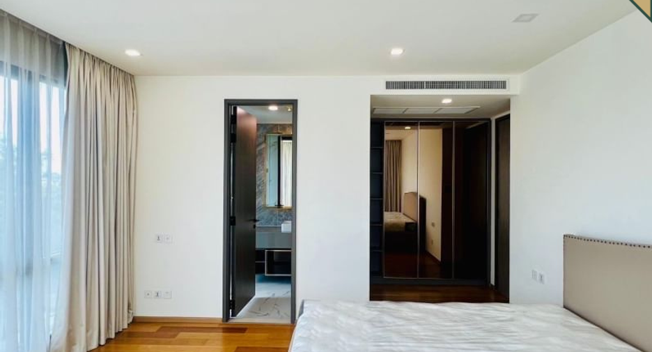 For sale 3 bedrooms condo in Khlong Toei, Bangkok