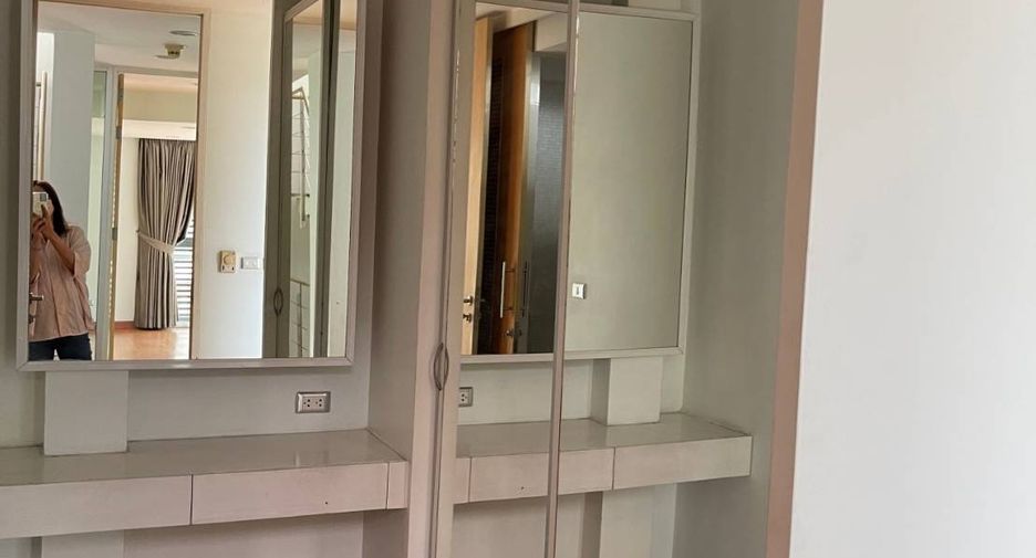 For rent and for sale studio townhouse in Yan Nawa, Bangkok