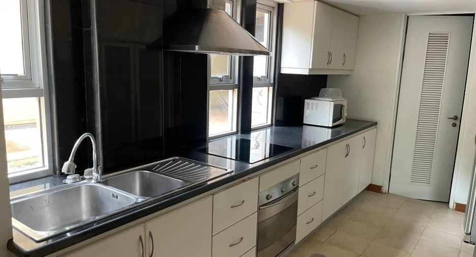 For rent and for sale studio townhouse in Yan Nawa, Bangkok