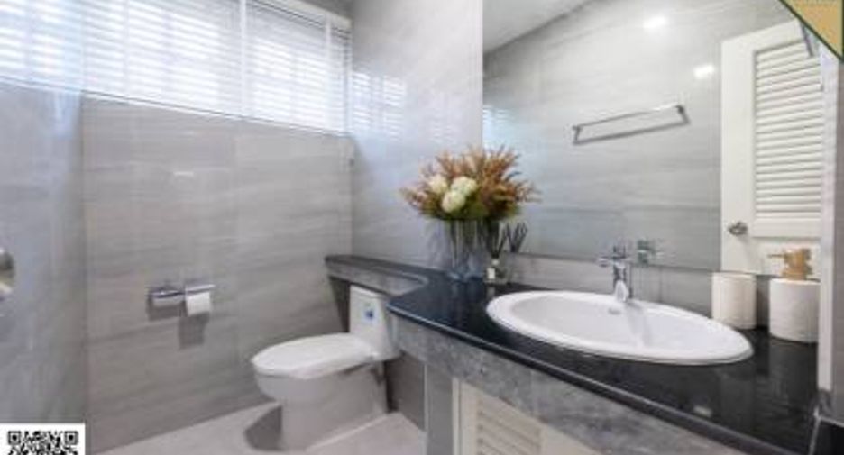 For sale 4 bedrooms townhouse in Mueang Samut Prakan, Samut Prakan