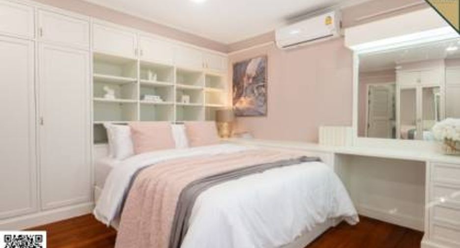 For sale 4 bedrooms townhouse in Mueang Samut Prakan, Samut Prakan