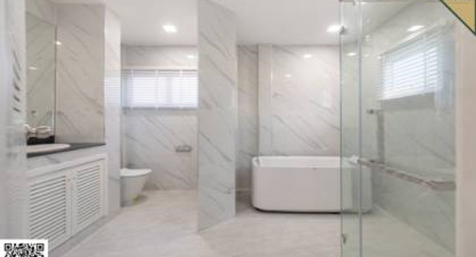 For sale 4 bedrooms townhouse in Mueang Samut Prakan, Samut Prakan