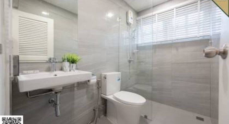 For sale 4 bedrooms townhouse in Mueang Samut Prakan, Samut Prakan