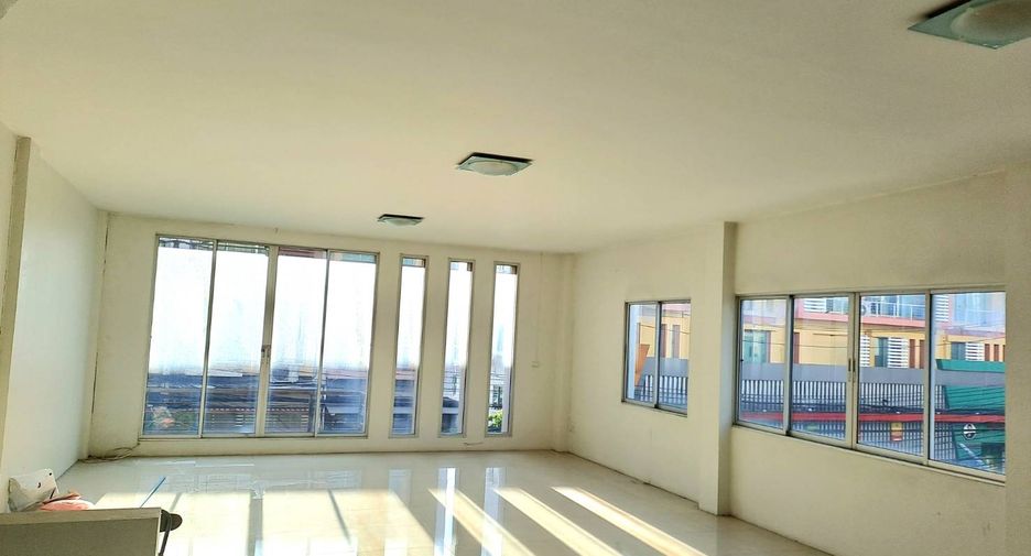 Local comercial en venta de 3 habitaciones en Lat Krabang, Bangkok