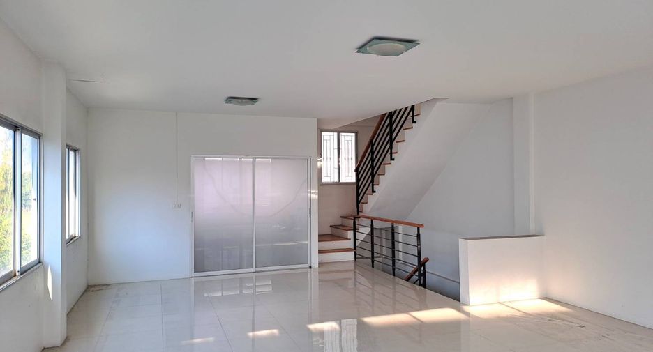 Local comercial en venta de 3 habitaciones en Lat Krabang, Bangkok
