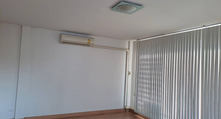 Local comercial en venta de 3 habitaciones en Lat Krabang, Bangkok