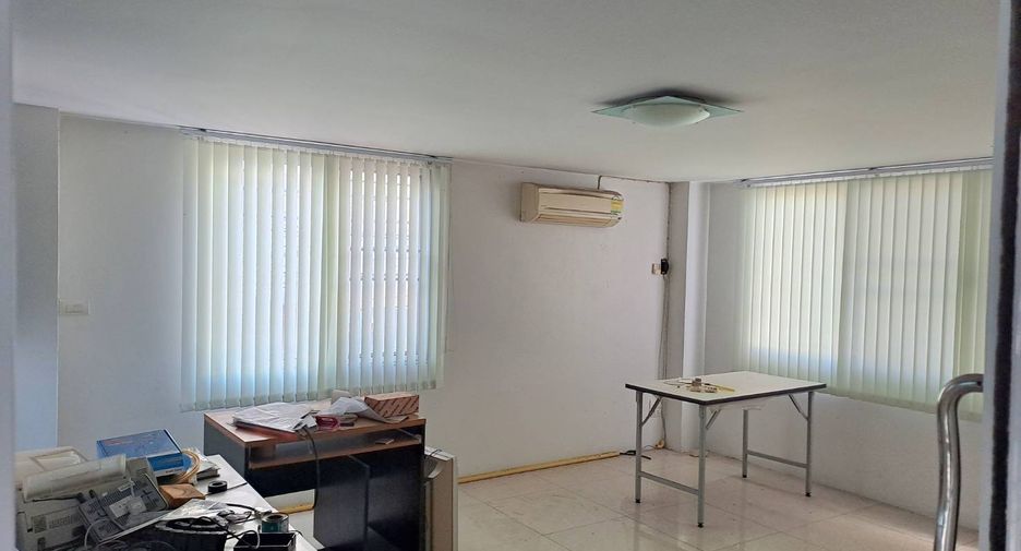 Local comercial en venta de 3 habitaciones en Lat Krabang, Bangkok