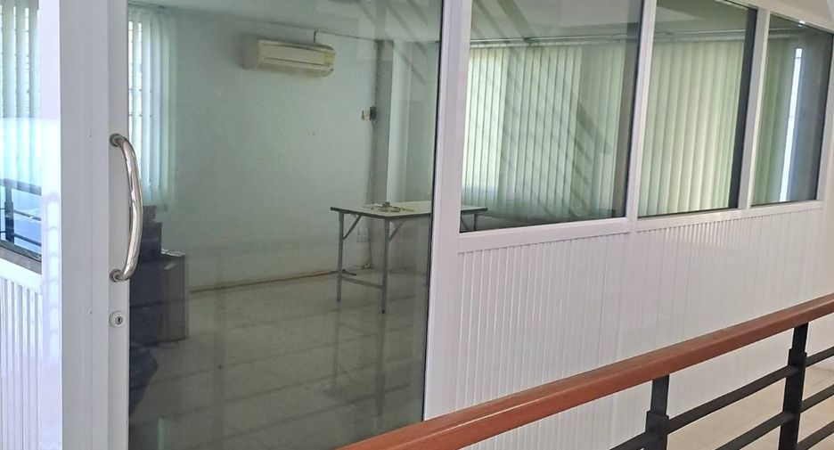 Local comercial en venta de 3 habitaciones en Lat Krabang, Bangkok