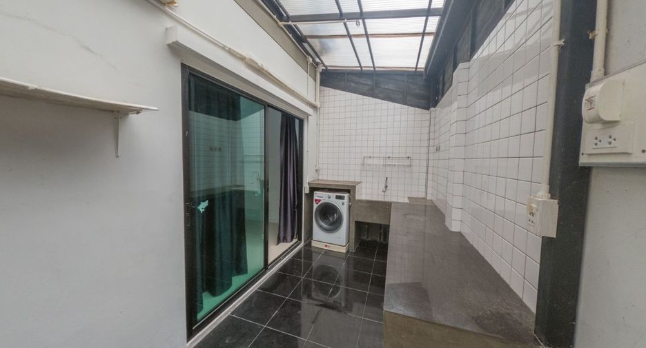 For sale 3 bedrooms townhouse in Si Racha, Chonburi