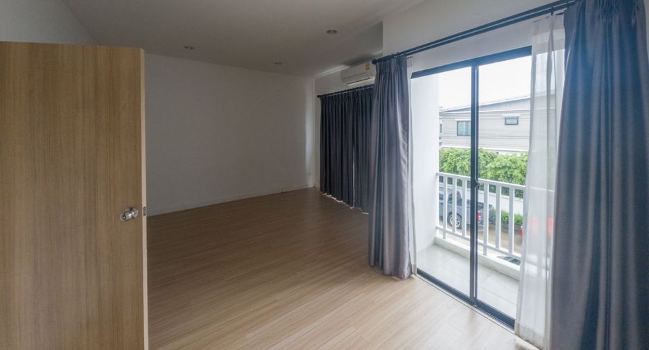 For sale 3 bedrooms townhouse in Si Racha, Chonburi