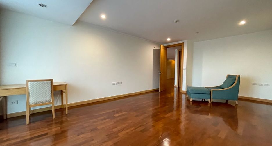 For rent 4 bedrooms apartment in Khlong Toei, Bangkok