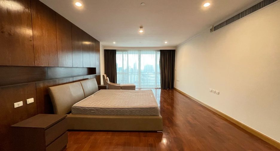 For rent 4 bedrooms apartment in Khlong Toei, Bangkok