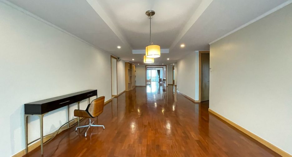 For rent 4 bedrooms apartment in Khlong Toei, Bangkok