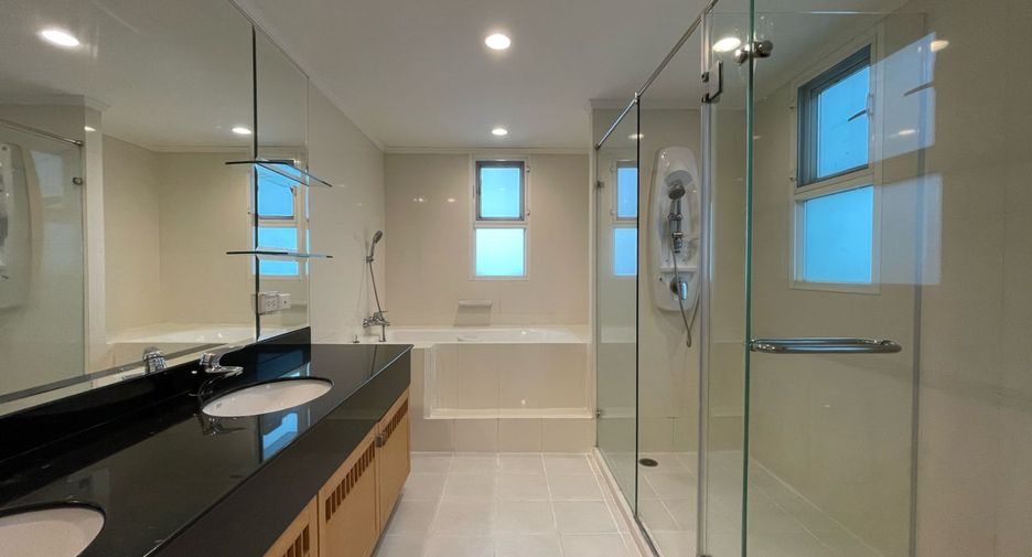 For rent 4 bedrooms apartment in Khlong Toei, Bangkok