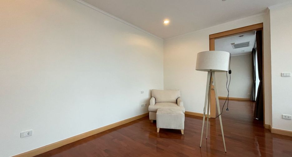 For rent 4 bedrooms apartment in Khlong Toei, Bangkok