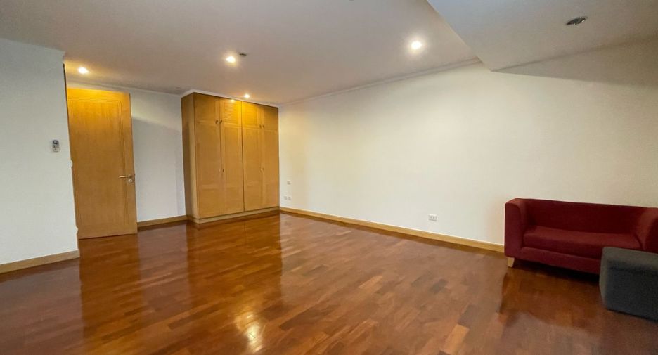For rent 4 bedrooms apartment in Khlong Toei, Bangkok