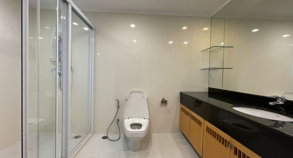 For rent 4 bedrooms apartment in Khlong Toei, Bangkok