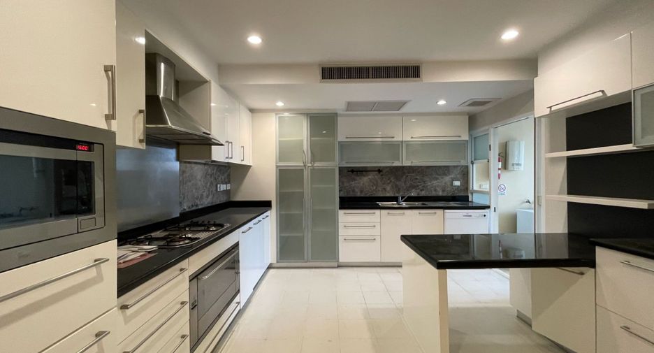 For rent 4 bedrooms apartment in Khlong Toei, Bangkok