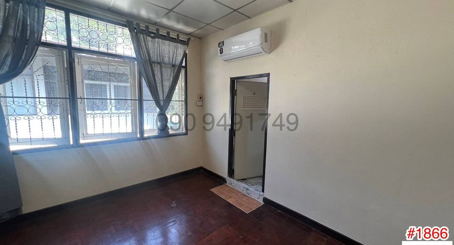 For rent 3 bedrooms townhouse in Chatuchak, Bangkok