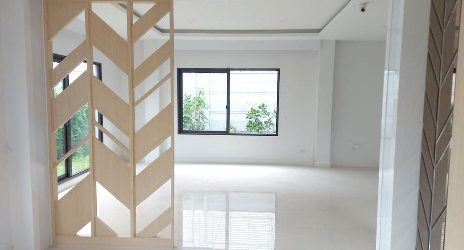 For sale 4 ベッドルーム house in Khlong Sam Wa, Bangkok
