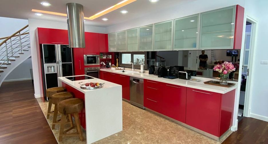 For sale 5 bedrooms villa in Mueang Phuket, Phuket