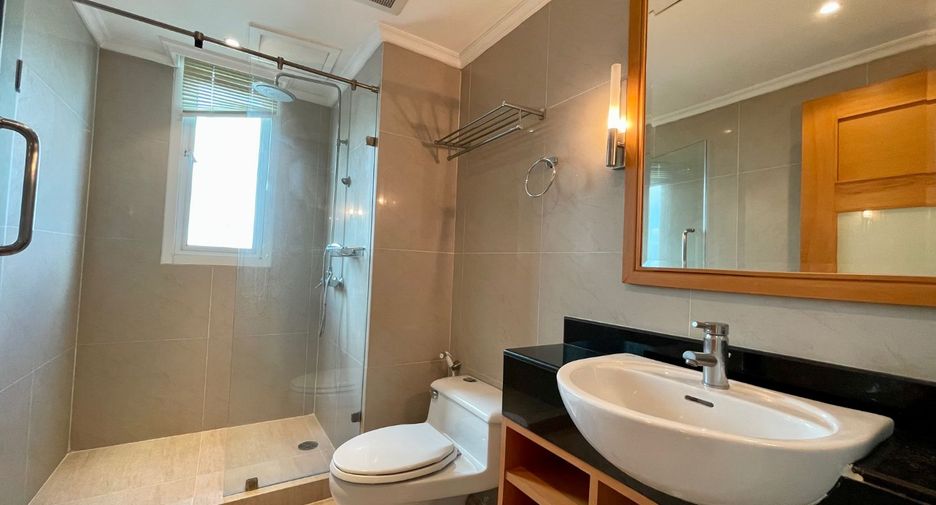 For rent 3 bedrooms apartment in Watthana, Bangkok