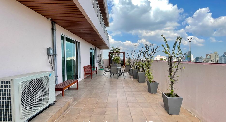 For rent 3 bedrooms apartment in Watthana, Bangkok