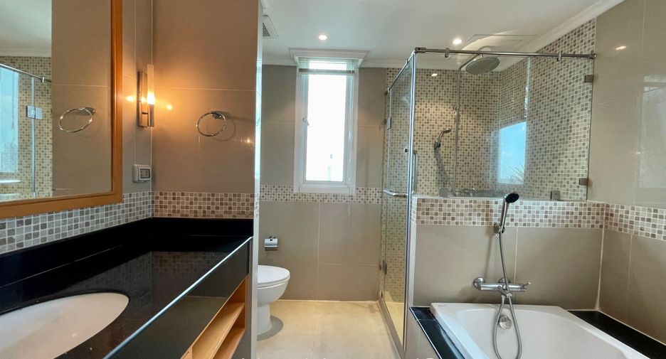 For rent 3 bedrooms apartment in Watthana, Bangkok
