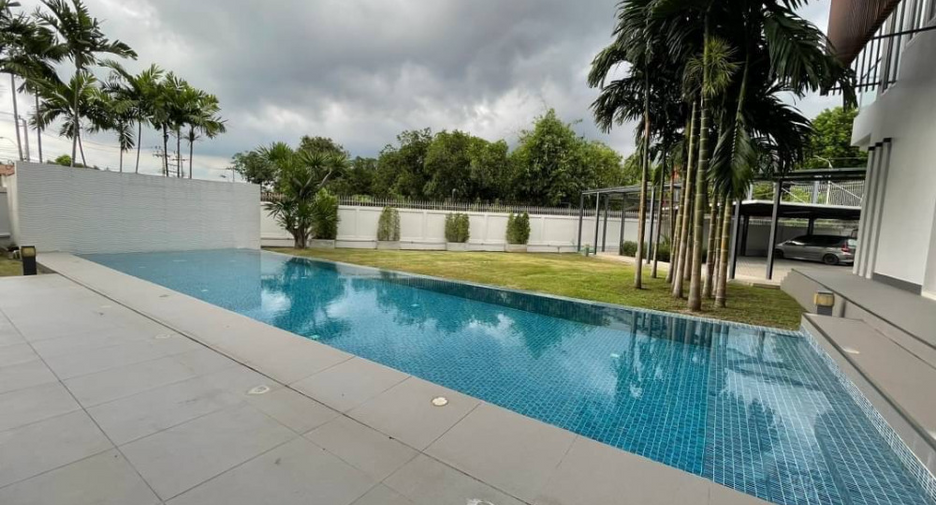 For rent and for sale 4 bed house in Suan Luang, Bangkok