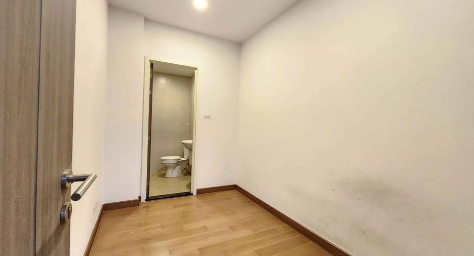 For rent 4 bedrooms condo in Khlong San, Bangkok