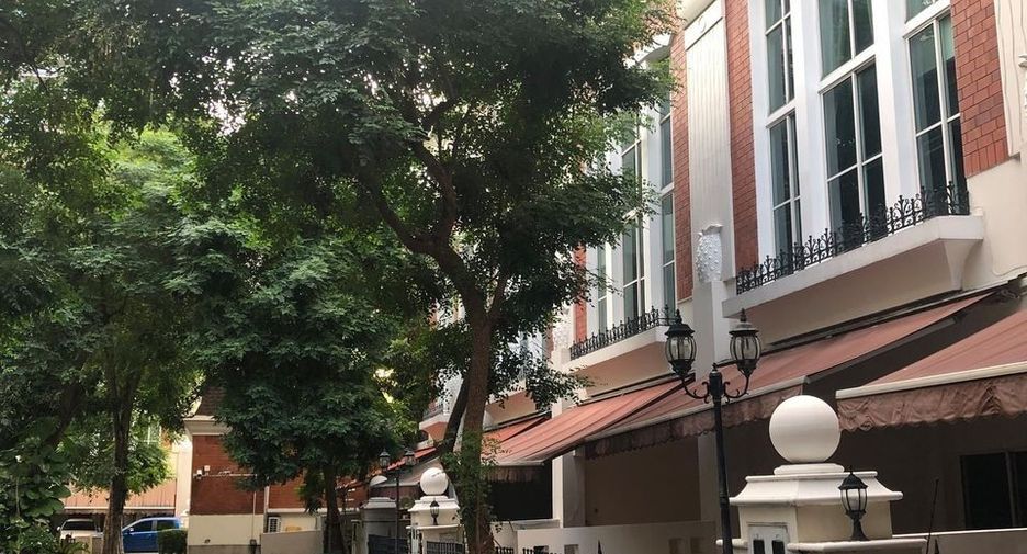 Casa adosada en venta de 4 habitaciones en Watthana, Bangkok