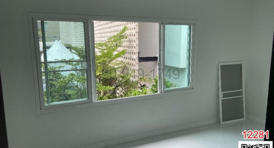 For rent 3 bedrooms townhouse in Watthana, Bangkok