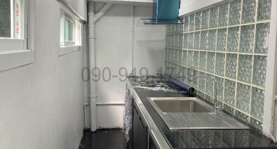 For rent 3 bedrooms townhouse in Watthana, Bangkok