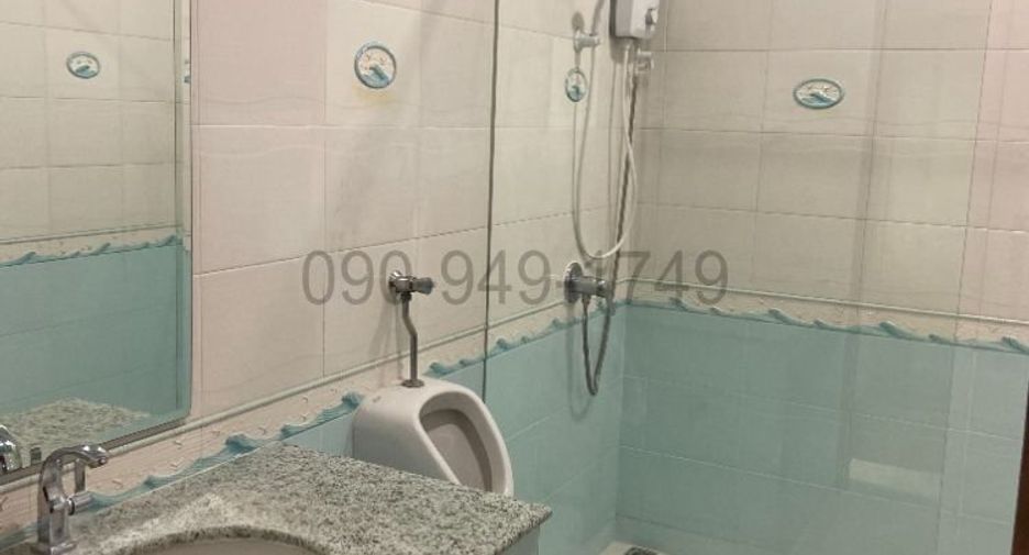 For rent 3 bedrooms townhouse in Watthana, Bangkok