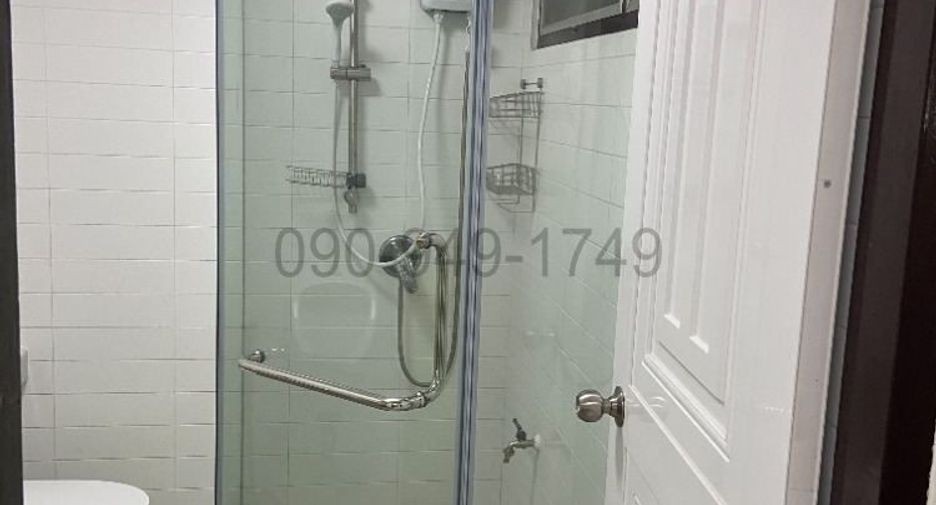 For rent 3 bedrooms townhouse in Watthana, Bangkok